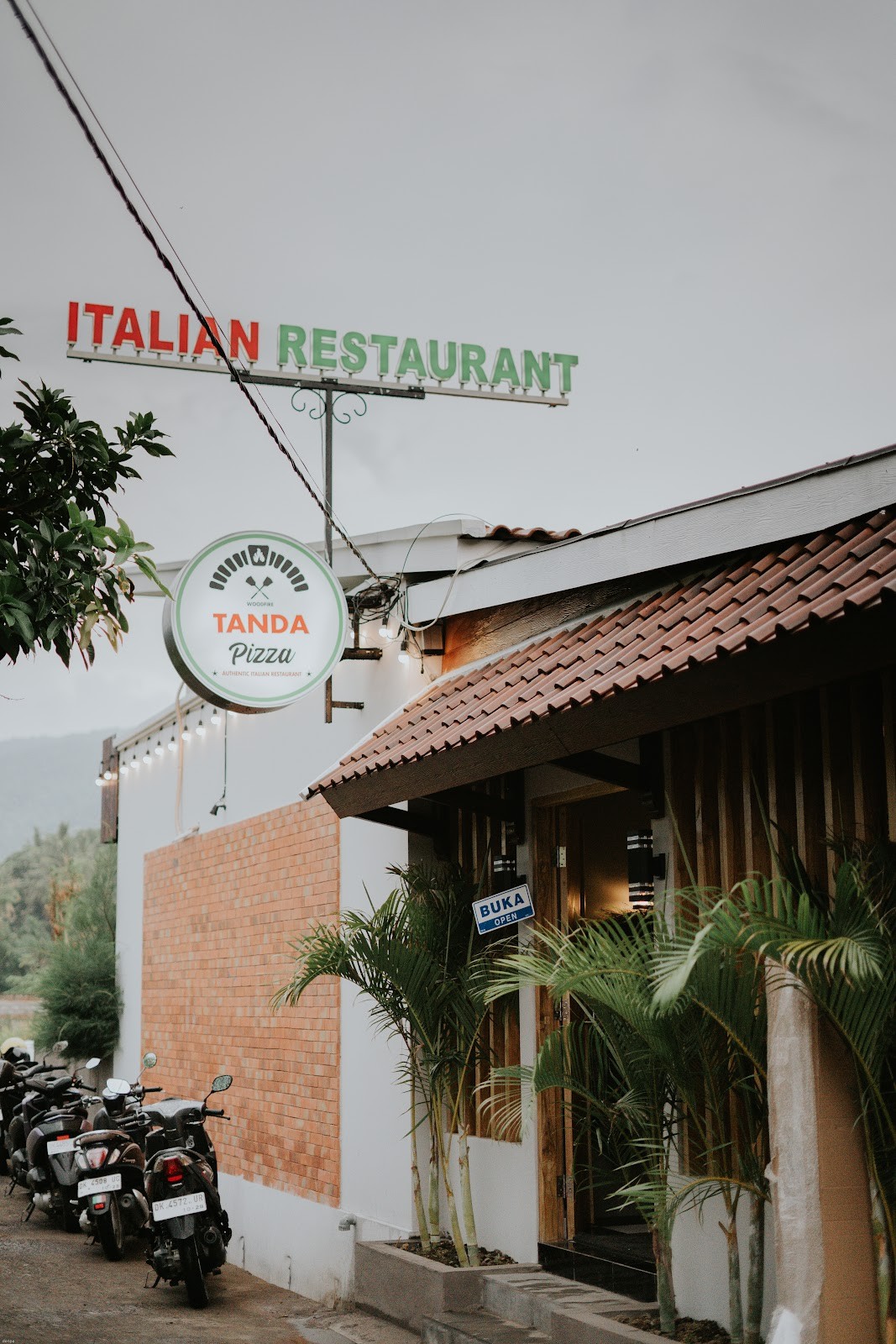 Outdoor dining at Tanda Pizza